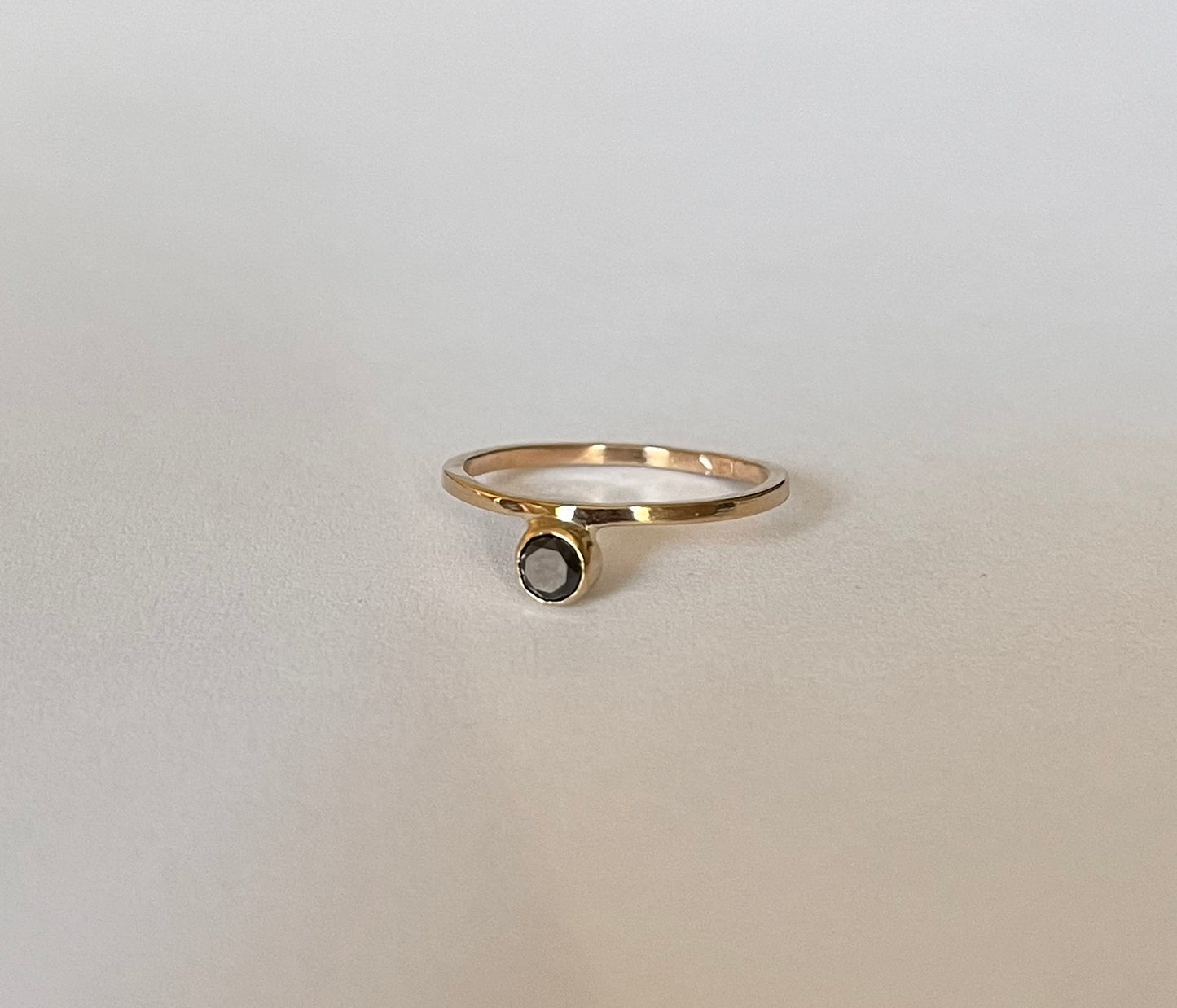 bague décalée en diamant noir