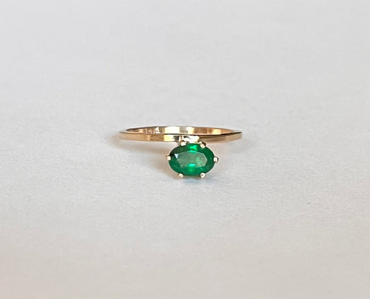 ANILLO CON ESMERALDA DESPLAZADA