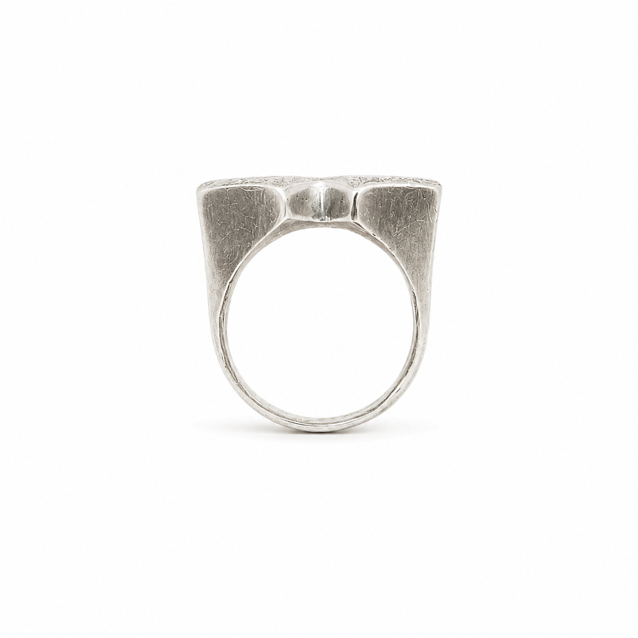 The Bisous Ring